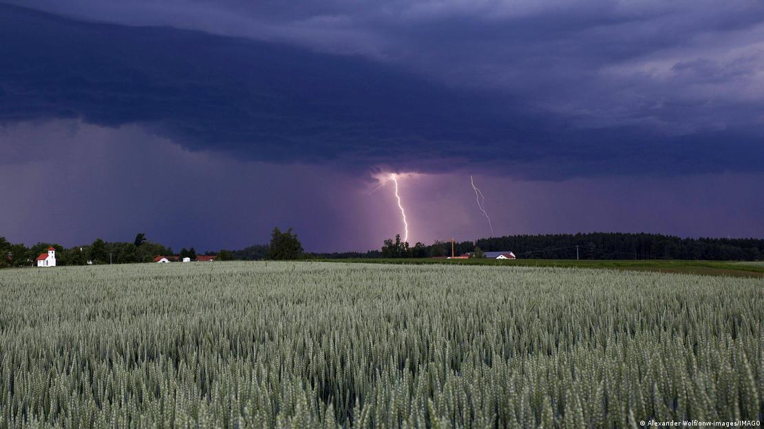 Relámpagos durante una tormenta vespertina cerca de Vilsheim, en el distrito de Landshut, en Baja Baviera.