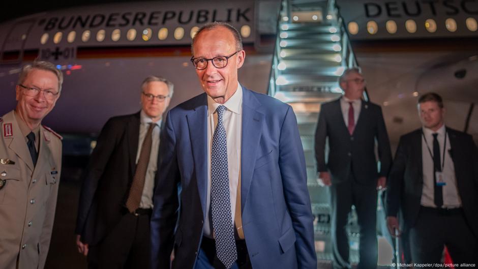 Nemački kancelar Fridrih Merc po sletanju u Vašington
