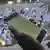 Un homme lit des versets du Coran sur son smartphone