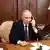Russland Moskau | Wladimir Putin am Telefon im Kreml (22.05.2025)