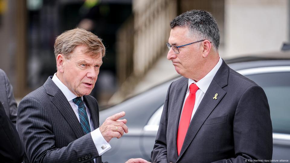 El ministro alemán de Exteriores, visita junto a su homólog israelí el monumento al Holocausto en Berlín el pasado 5 de junio. El ministro alemán de Exteriores, visita junto a su homólog israelí el monumento al Holocausto en Berlín el pasado 5 de junio.