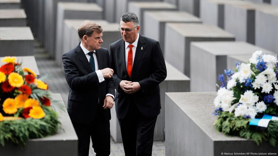 Johan Vadeful i Gideon Sar u Berlinu, kod spomenika evropkim Jeverejima stradalim u Holokaustu, 5.06.2025.