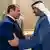 رئيس دولة الإمارات الشيخ محمد بن زايد (يمين) وهو يستقبل الرئيس المصري عبد الفتاح السيسي في المطار الرئاسي في أبوظبي في 4 يونيو 2025