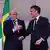 Lula e Macron se cumprimentam