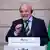 El presidente brasileño gesticula mientras habla desde un atril en el que se hace referencia a la reunión bilateral con la fecha del 5 de junio y la bandera brasileña detrás.