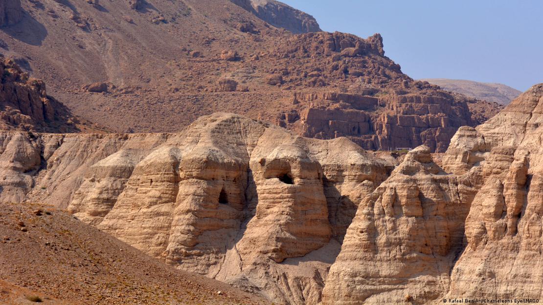Las cuevas de Qumran, donde hace siete décadas fueron descubiertos los antiguos Manuscritos del Mar Muerto, revelaron textos que ahora el modelo de IA Enoch ha determinado que son más antiguos de lo estimado previamente.