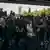 Judeu ultraortodoxo é levado pela polícia em protesto