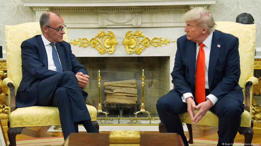 Friedrich Merz und Donald Trump im Gespräch vor dem Kamin 