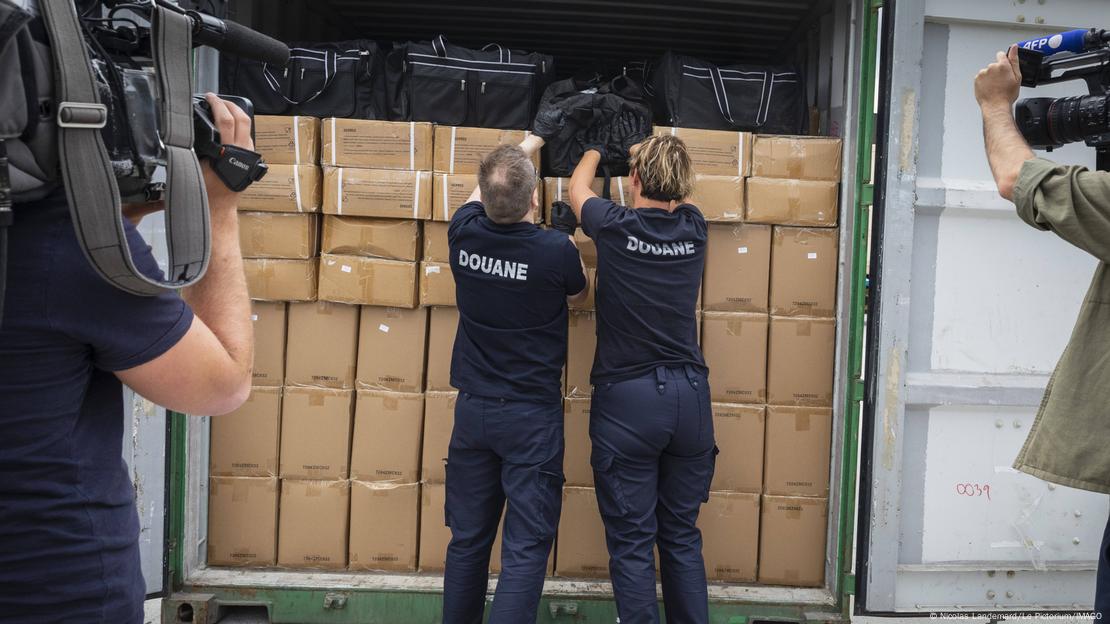 Doganierë belgë duke sekuestruar kokainë Doganierë belgë duke sekuestruar kokainë