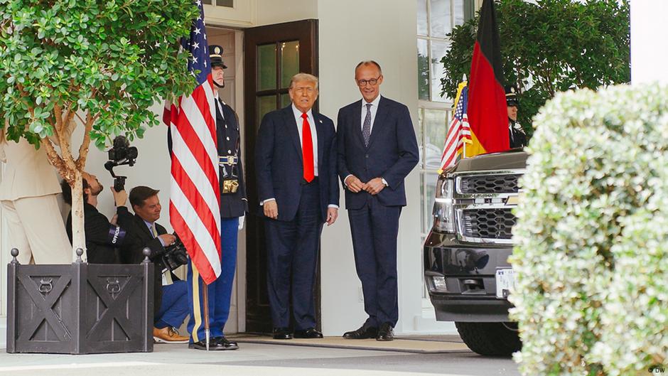 Donald Tramp i Fridrih Merc na ulazu u Belu kuću u Vašingtonu 5. juna 2025.