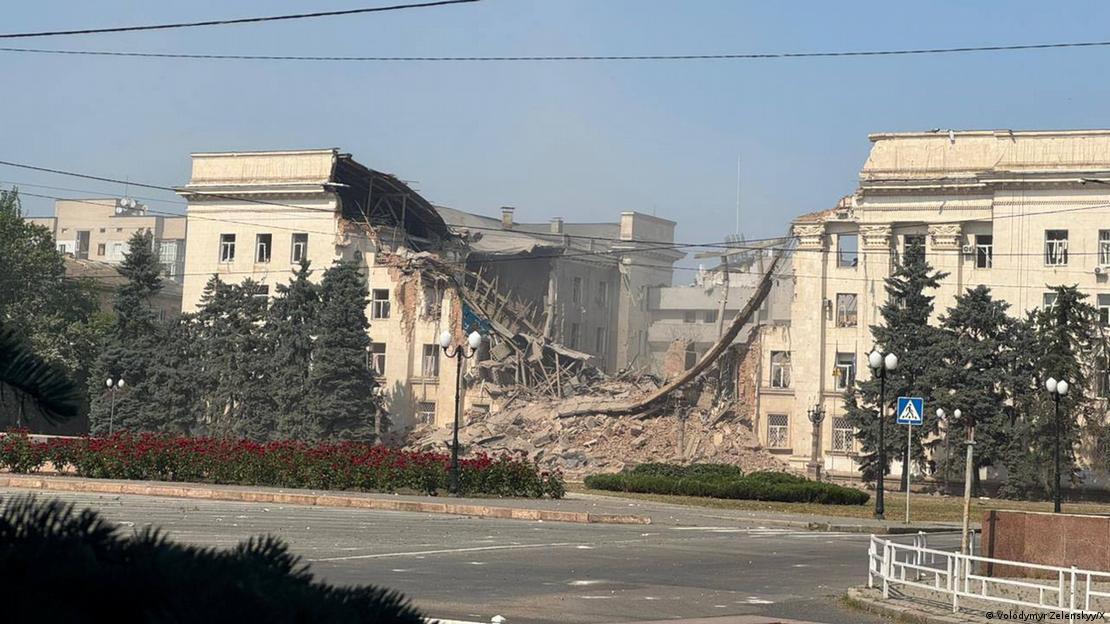 Um prédio grande de quatro andares parcialmente destruído