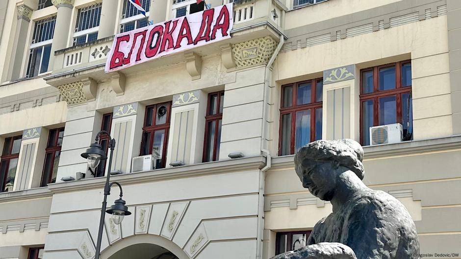 Spomenik Nadeždi Petrović pred čačanskom Gimnazijom