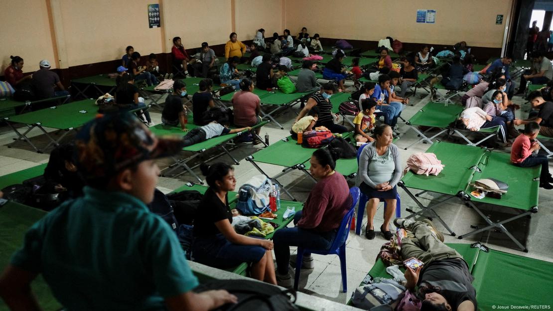 Casi 800 personas fueron evacuadas debido a la actividad del volcán Casi 800 personas fueron evacuadas debido a la actividad del volcán