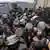 Dandazon mata a lokacin da suke rububin karbar abinci a birnin Khan Younus na Gaza