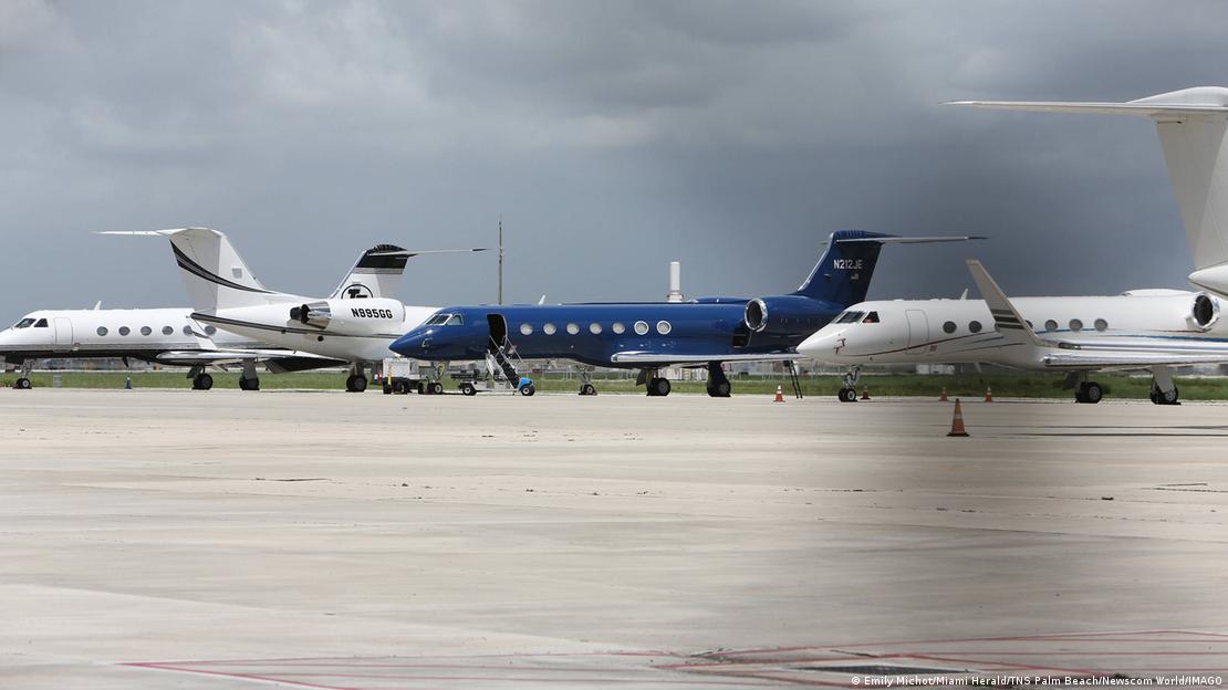 Jeffrey Epstein'ın, Palm Beach Uluslararası Havalimanı'nda 2018 yılında park halindeyken fotoğrafı çekilmiş mavi renkli özel uçağı