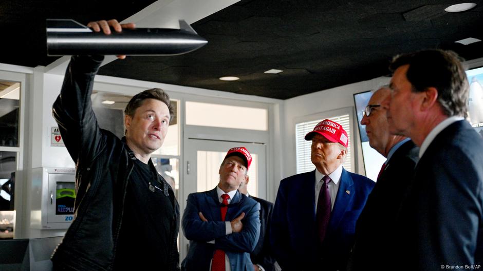 Mask pokazuje Trampu kako leti njegova raketa Spejs iks, novembar 2024.