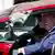 Trump, al volante de un Tesla rojo, con Musk como copiloto.