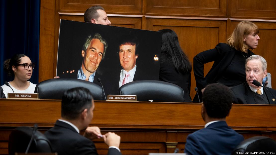 Temsilciler Meclisi Gözetim ve Hesap Verebilirlik Komitesi’nin bir oturumu sırasında Jeffrey Epstein ile Donald Trump’ın fotoğrafını elinde tutan Florida’lı Demokrat Kongre üyesi Jared Moskowitz Temsilciler Meclisi Gözetim ve Hesap Verebilirlik Komitesi’nin bir oturumu sırasında Jeffrey Epstein ile Donald Trump’ın fotoğrafını elinde tutan Florida’lı Demokrat Kongre üyesi Jared Moskowitz