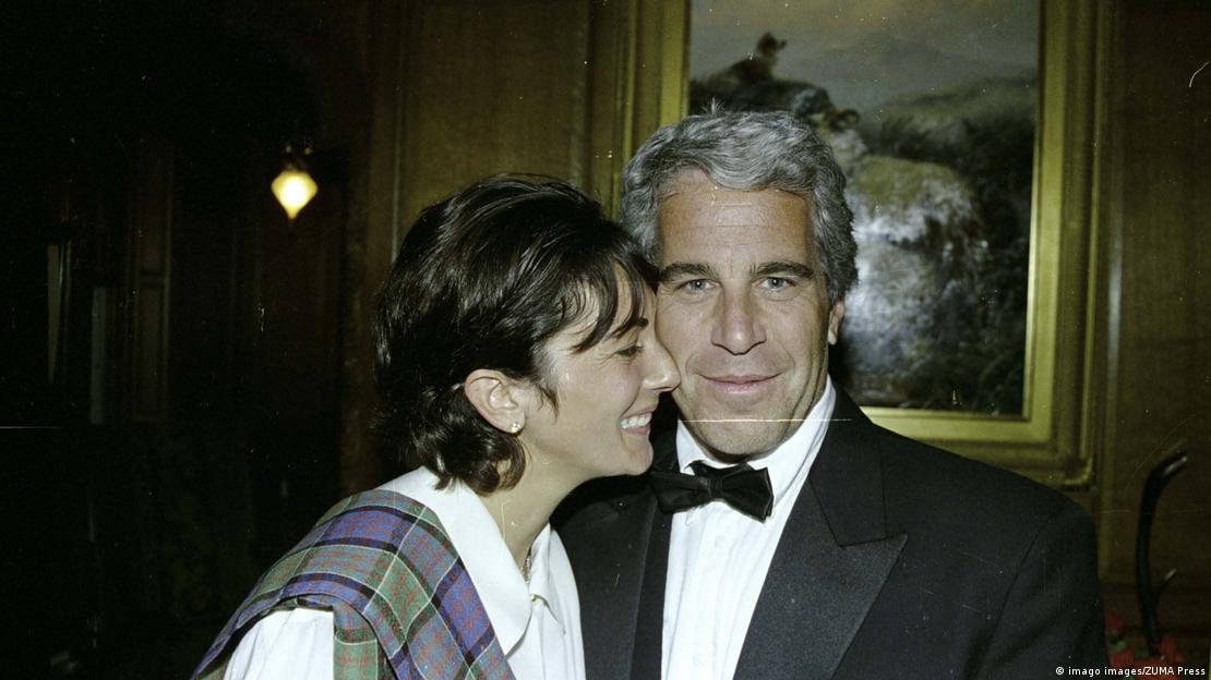 Ghislaine Maxwell nähert sich Jeffrey Epstein in inniger Geste 