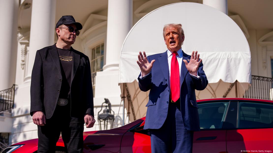 Trump y Musk junto a un Tesla S. Trump y Musk junto a un Tesla S.