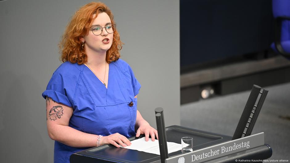 Poslanica Levice i medicinska sestra Stela Merendino nosi svoju radnu odeću i u Bundestagu