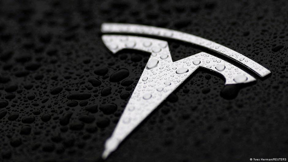 Tesla запускает расширенную систему автопилота в Европе