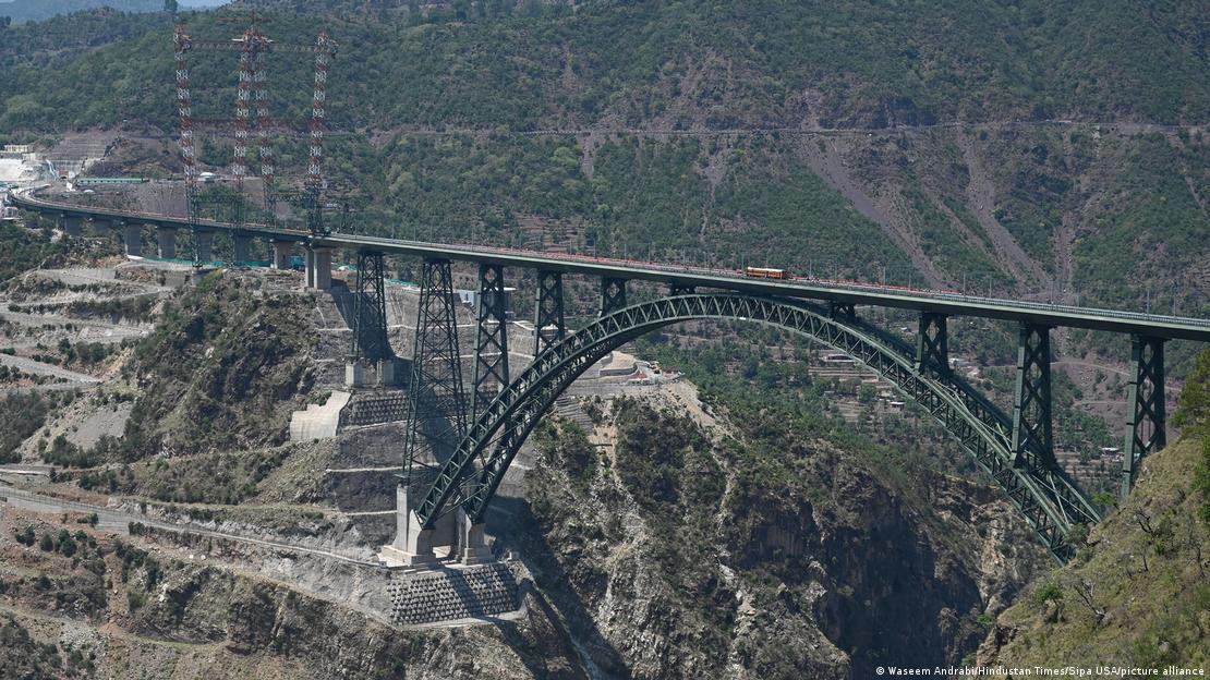 درمیائے چناب پر بھارتی ریل کا پل