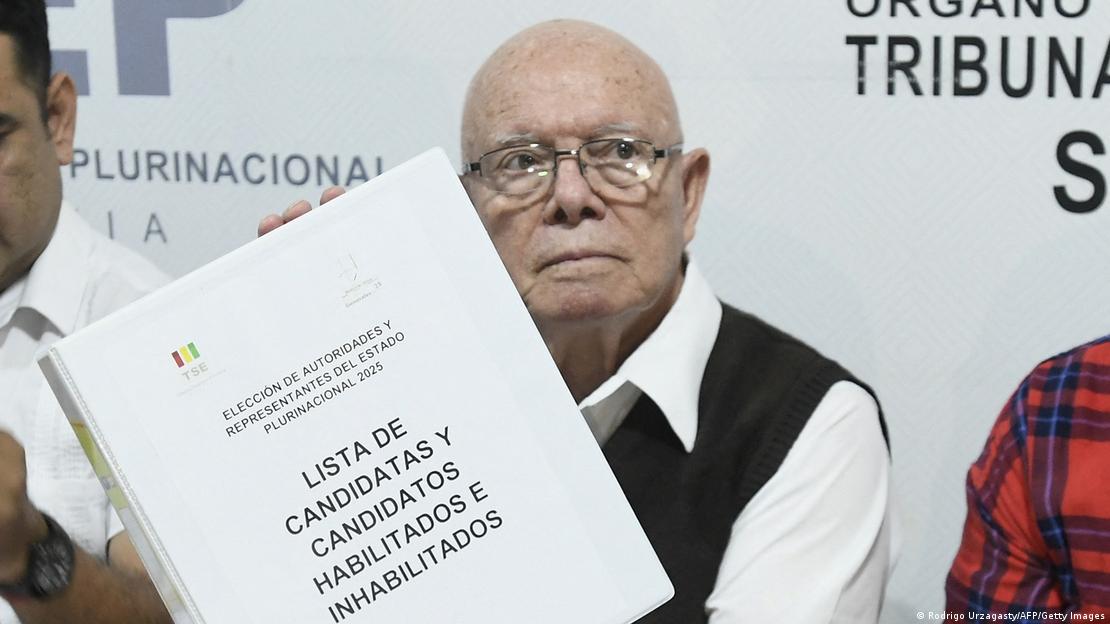 El presidente del Tribunal Supremo Electoral de Bolivia, Oscar Hassenteufel, dio a conocer que en la lista de candidatos habilitados no figura el nombre de Evo Morales.