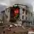 Ein zerbombtes und brennendes Wohngebäude in Charkiw nach einem russischem Drohnenangriff