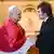 El Papa León XIV se reúne con el presidente argentino Javier Milei, que estrecha su mano durante una audiencia privada en el Vaticano.