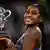 Gauff sostiene el trofeo tras ganar el Abierto de Francia (07.06.2025)