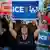 Las redadas contra inmigrantes latinos ordenadas por la administración Trump han desatado protestas en California, especialmente en Los Ángeles, la segunda ciudad más grande de Estados Unidos. En la imagen, manifestantes sostienen pancartas de rechazo al Servicio de Control de Inmigración y Aduanas (ICE) y sus agentes, encargados de ejecutar las redadas. (Archivo 06.06.2025)