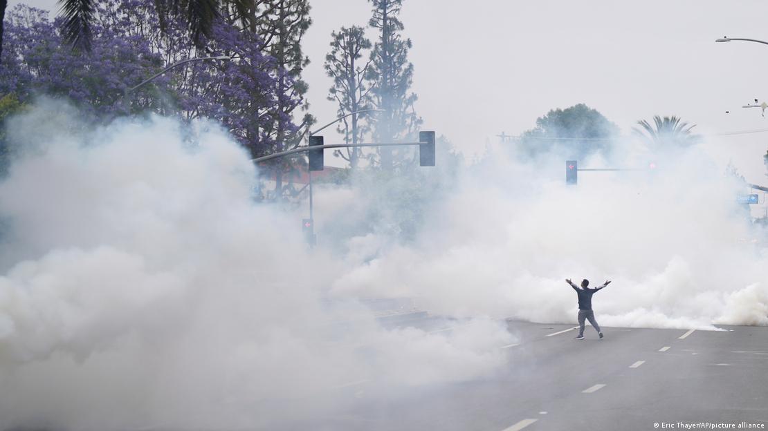 Una nube de gases lacrimógenes inunda una avenida en la ciudad de Paramount, escenario de protestas contra las redadas migratorias de este sábado. Una nube de gases lacrimógenes inunda una avenida en la ciudad de Paramount, escenario de protestas contra las redadas migratorias de este sábado.