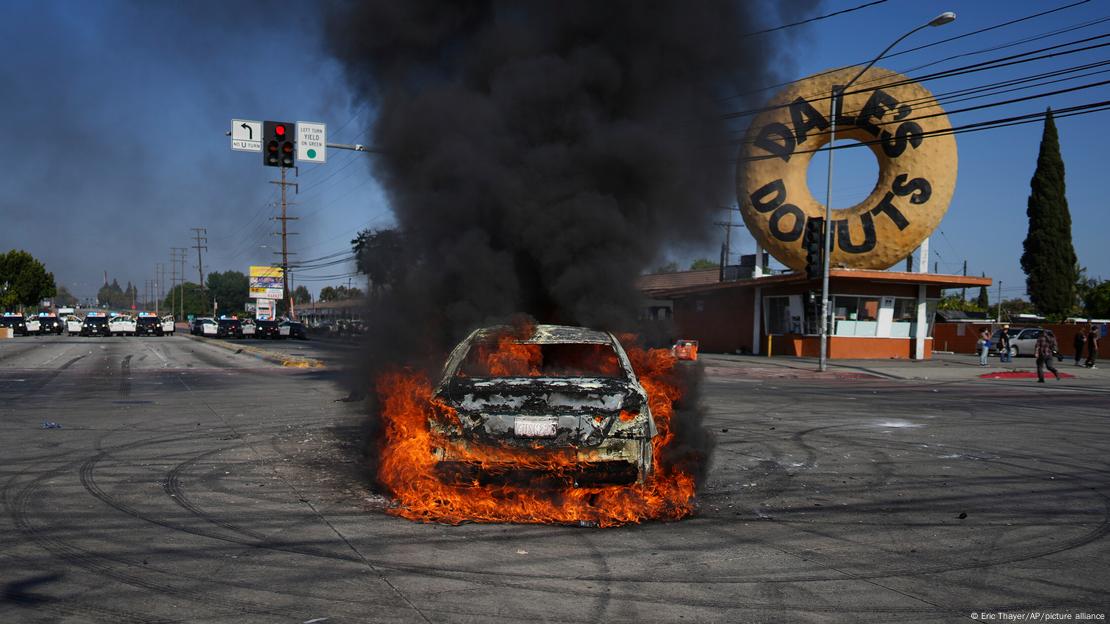 Un vehículo fue incendiado por manifestantes en Compton, California.