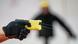 Funkcjonariusze policji w Szlezwiku-Holsztynie demonstrują użycie paralizatora „Taser 7”. Funkcjonariusze policji w Szlezwiku-Holsztynie demonstrują użycie paralizatora „Taser 7”.