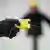 Beamte der Landespolizei in Schleswig-Holstein demonstrieren den Einsatz eines "Taser 7"