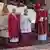 Papst Leo XIV. (Mitte mit Kappe) hält auf dem Petersplatz in Rom die Pfingstmesse - umgeben von anderen Geistlichen, sie alle falten die Hände zum Gebet