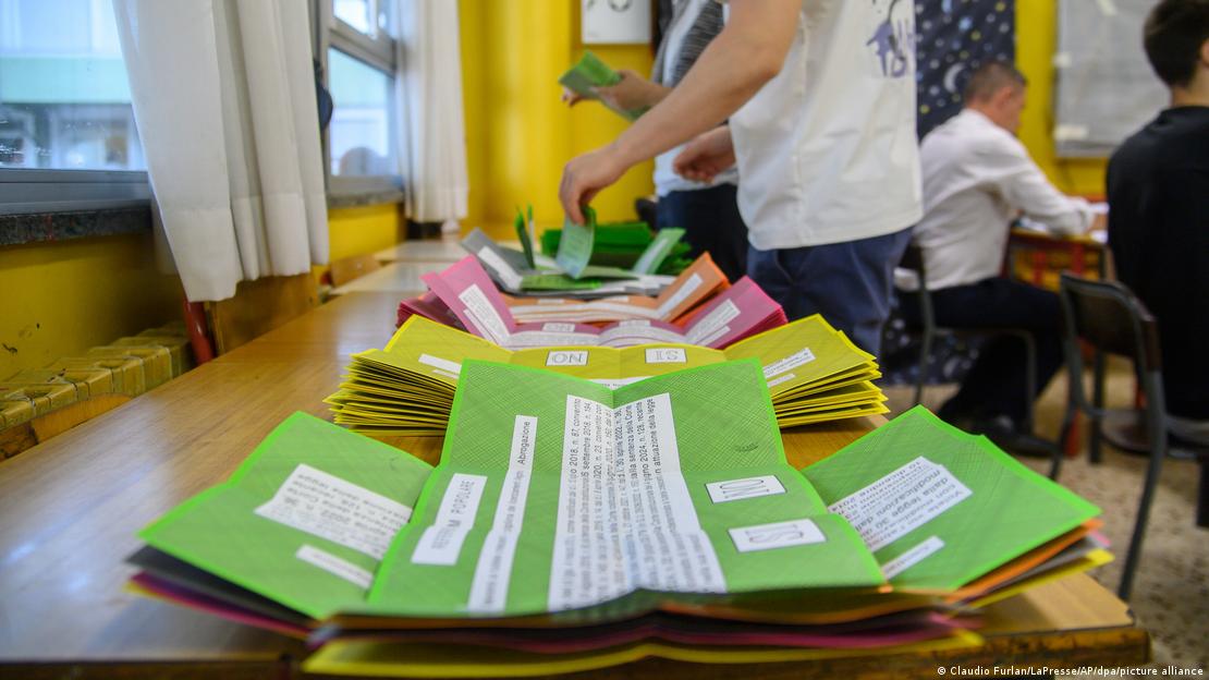 In einem Wahllokal in Mailand liegen Stimmzettel auf einem Tisch bereit