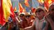 Asistentes a la concentración ondean banderas de España.