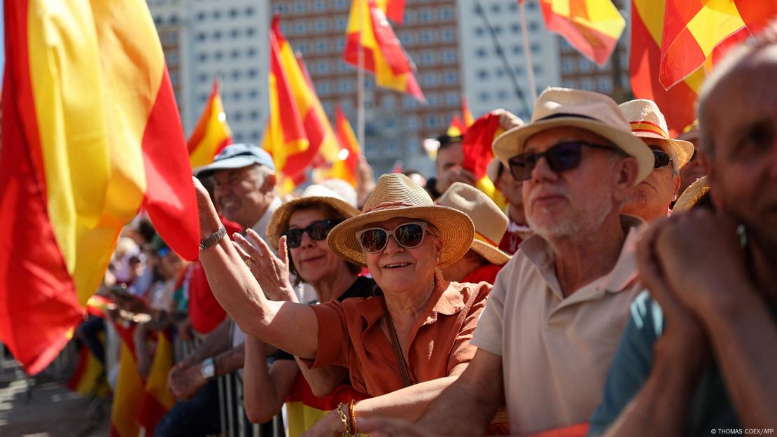 Asistentes a la concentración ondean banderas de España. Asistentes a la concentración ondean banderas de España.