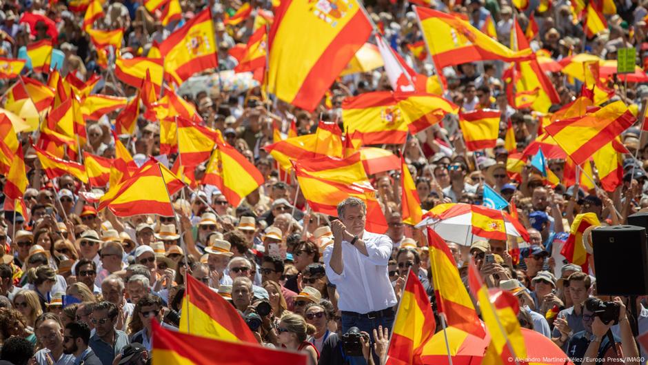 U sredini u beloj košulji - lider opozicije Alberto Nunjez Feiho, Madrid 8. juna 2025.