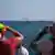 Frankreich Nizza | Zwei Menschen blicken mit Ferngläsern auf einen Windjammer (08.06.2025)