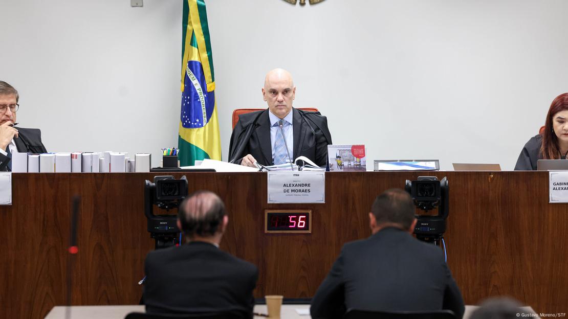 O ministro Alexandre de Moraes interrogando o réu Mauro Cid O ministro Alexandre de Moraes interrogando o réu Mauro Cid