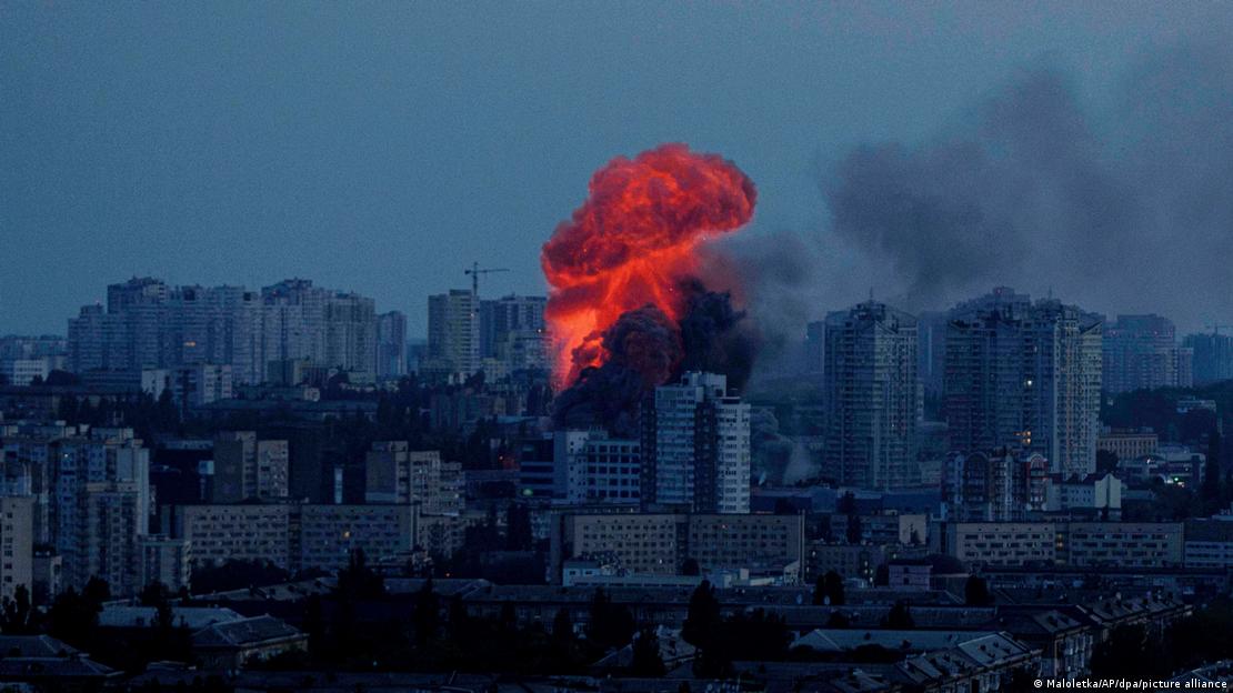 Fuego sobre edificios y columnas de humo en Kiev tras bombardeos de Rusia.