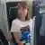 Greta Thunberg en un avión que parte de Tel Aviv.
