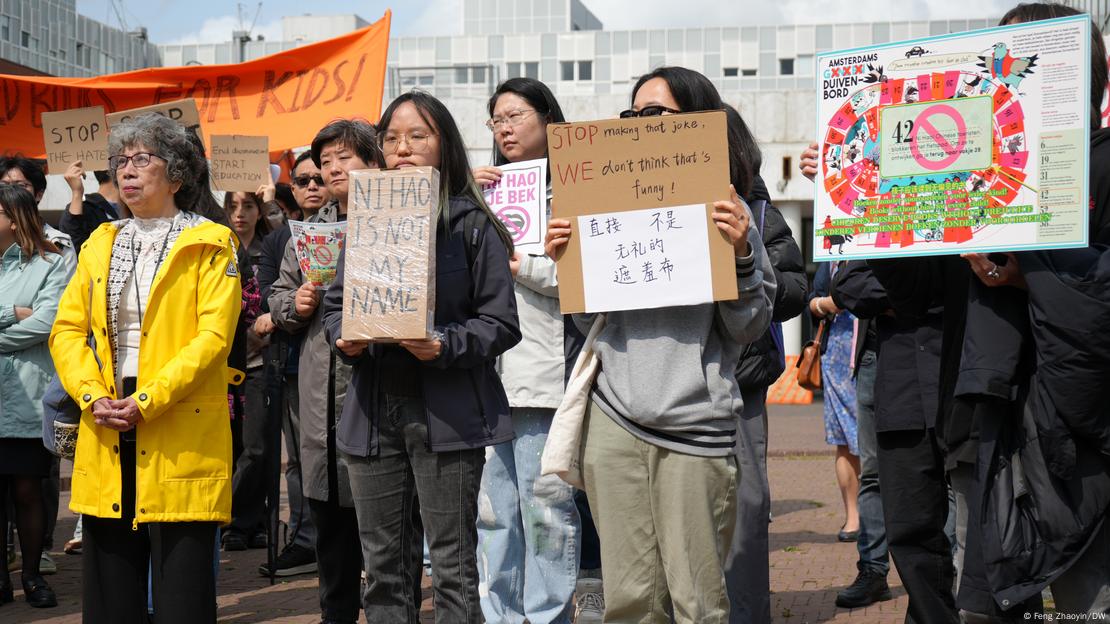一位年轻华人女性的标语牌上写着：“我的名字不叫‘你好’”