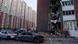 Un hombre limpia los escombros del balcón de su casa dañada por un ataque ruso con drones en Kiev, Ucrania, el 10.06.2025. Un hombre limpia los escombros del balcón de su casa dañada por un ataque ruso con drones en Kiev, Ucrania, el 10.06.2025.