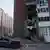 Un hombre limpia los escombros del balcón de su casa dañada por un ataque ruso con drones en Kiev, Ucrania, el 10.06.2025.