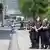 Un grupo de policías bloquean una calle cerca de la escuela atacada.