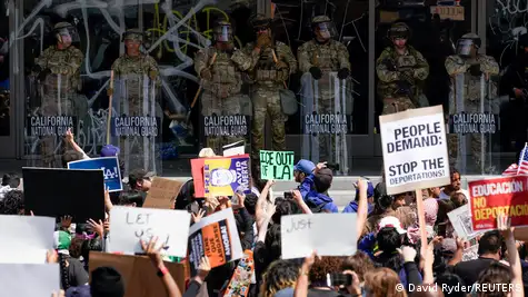 Manifestación en Los Ángeles contra la política migratoria de Washington, resguardada por la Guardia Nacional de California.